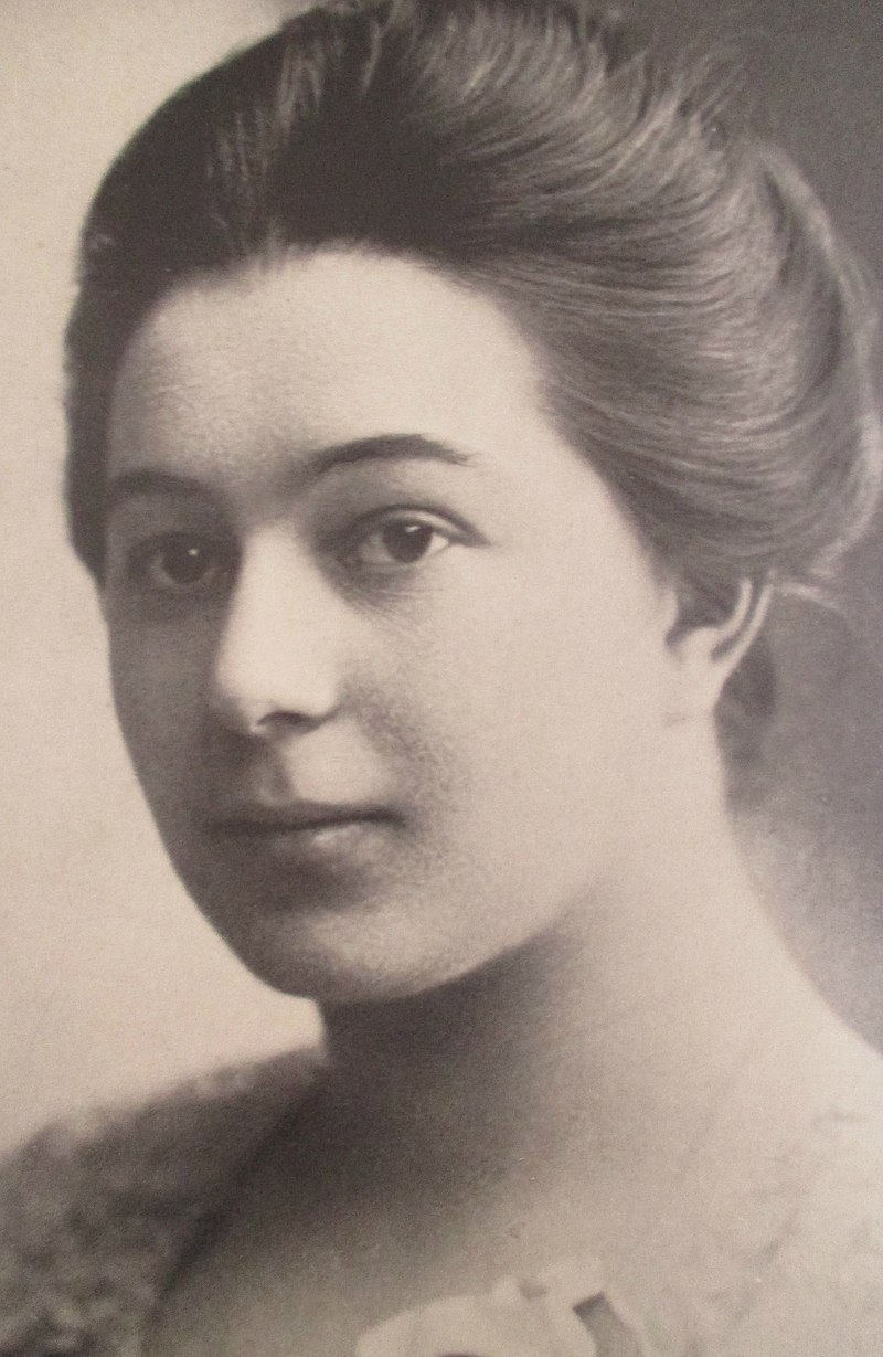 https://www.philob.com/wp-content/uploads/2021/12/800px-Sonia_Delaunay_portrait_photograph.jpg