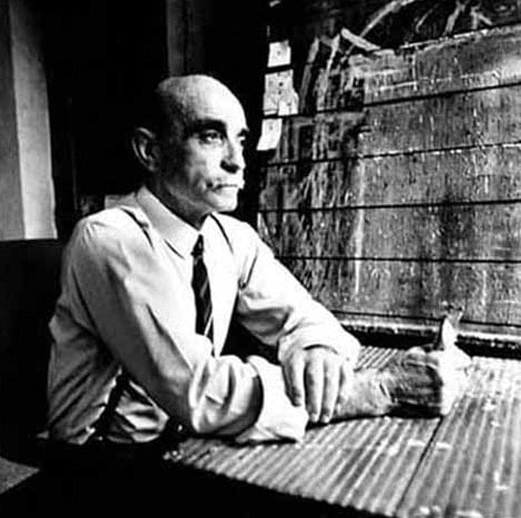 https://www.philob.com/wp-content/uploads/2021/12/Lucio_Fontana_by_Lothar_Wolleh.jpg