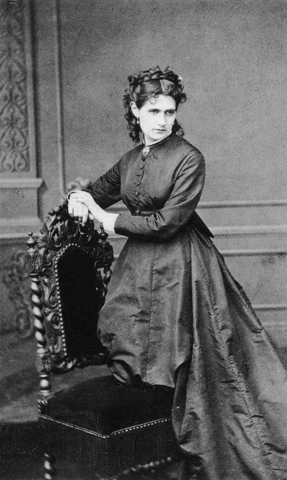 https://www.philob.com/wp-content/uploads/2021/12/Morisot_portrait-1.jpg