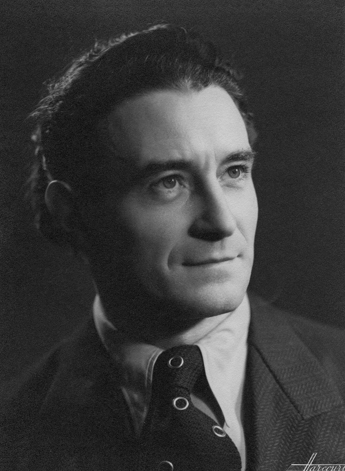 https://www.philob.com/wp-content/uploads/2021/12/Portrait_Gaston_Suisse_Harcourt.jpg
